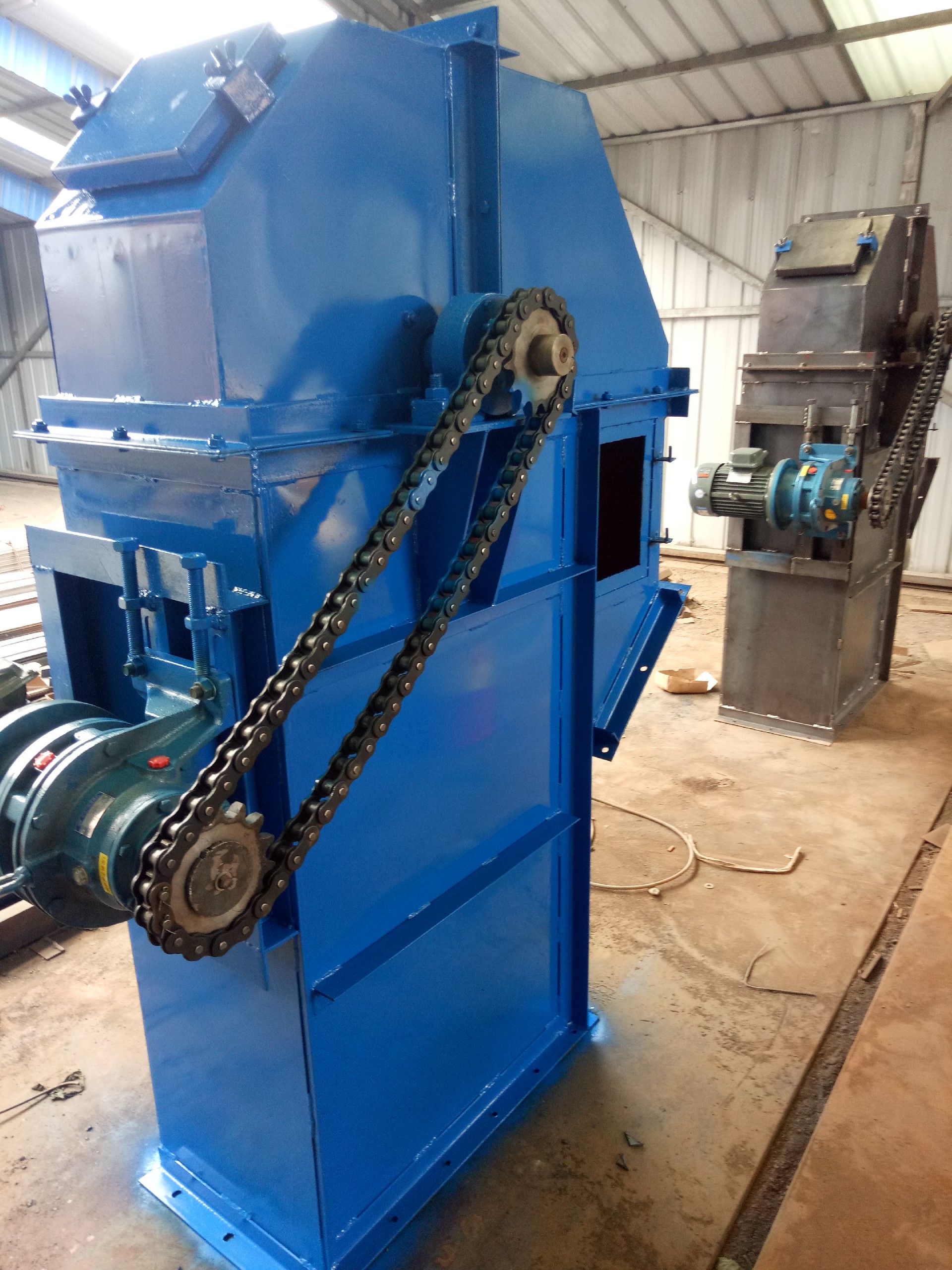環(huán)鏈斗式提升機廠家實拍圖